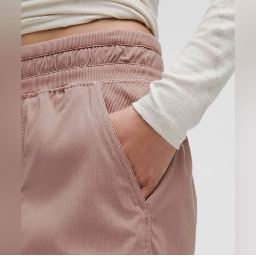 💕 Lululemon dance studio 3 1/2 inch Shorts in twilight Rose size 8 - Picture 4 of 9